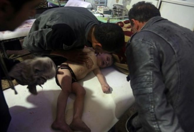 Criança é tratada em hospital em Douma, após suposto ataque químico na Síria