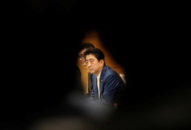 Primeiro-ministro do Japão, Shinzo Abe, na residência oficial em Tóquio