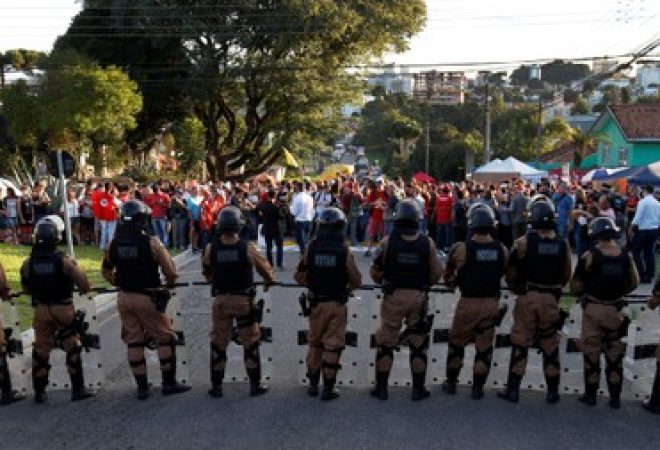Policiais bloqueam entrada de sede da Polícia Federal, durante protesto de defensores do ex-presidente Luiz Inácio Lula da Silva, em Curitiba