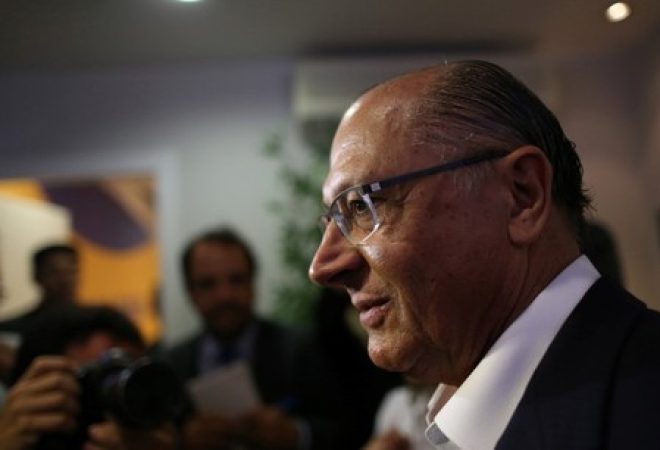 O ex-governador do Estado de São Paulo, Geraldo Alckmin, fala a jornalistas após reunião com membros do PSDB em Brasília