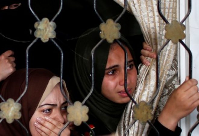 Parentes de atirador do grupo Hamas morto em ataque aéreo israelense durante funeral em Gaza