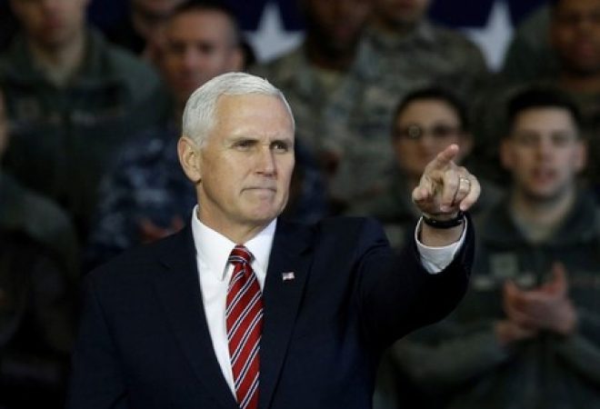 Vice-presidente dos EUA, Mike Pence depois de eveto com militares norte-americanos e japoneses em Fussa, Japão