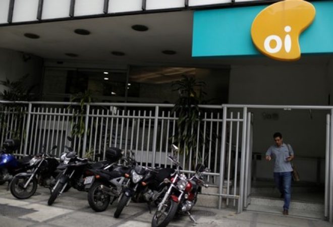 Homem deixa escritório da Oi no Rio de Janeiro