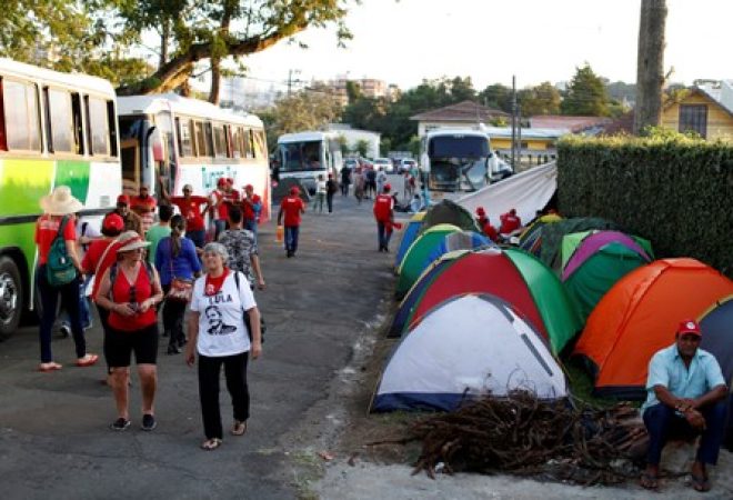 Apoiadores de Lula em acampamento perto da PF em Curitiba