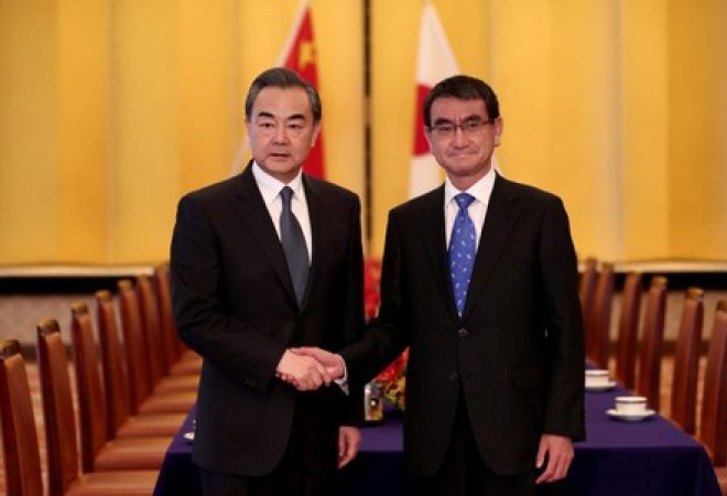 Ministro de Relações Exteriores da China, Wang Yi, e ministro de Relações Exteriores do Japão, Taro Kono, em Tóquio