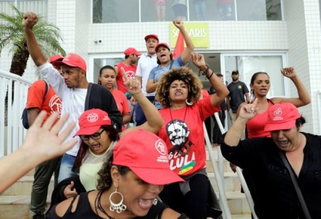 Militantes do Movimento dos Trabalhadores Sem Teto (MTST) são vistos em frente ao apartamento tríplex atribuído ao ex-presidente Luiz Inácio Lula da Silva, no Guarujá, São Paulo
