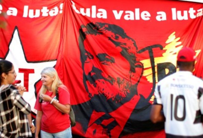 Apoiadores de Lula nos arredores da PF em Curitiba