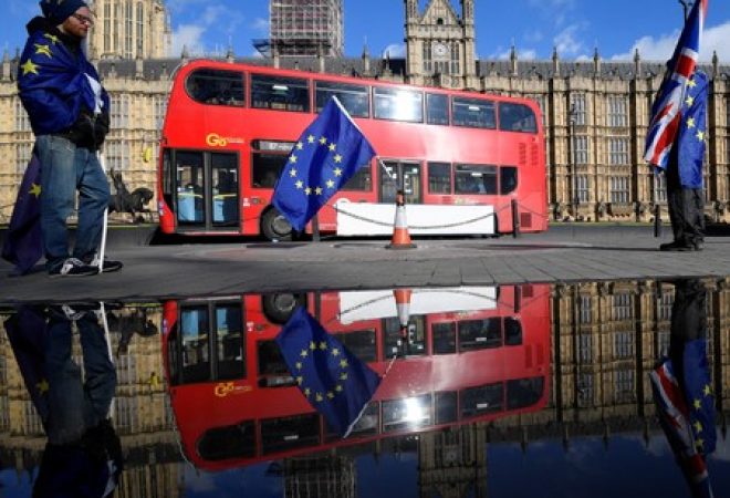 Manifestantes contra o Brexit em frente ao Parlamento britânico, em Londres