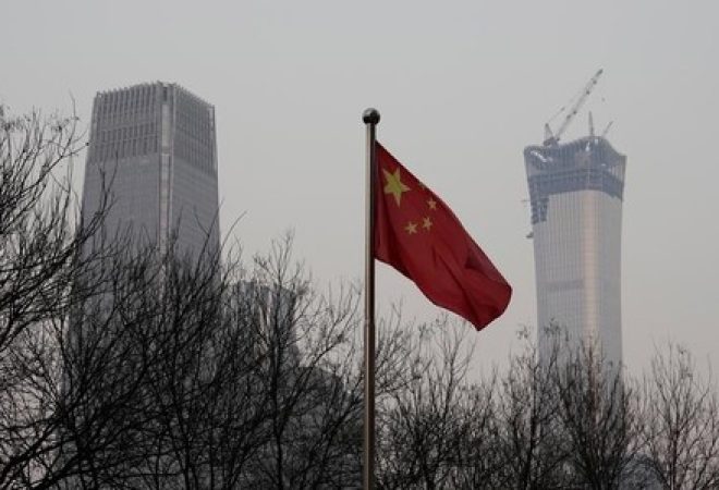 Bandeira da China é vista em área comercial de Pequim