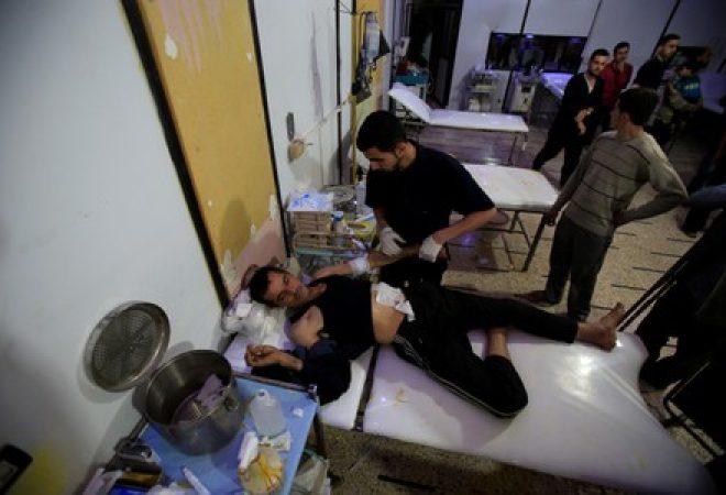 Homem ferido em hospital de campanha na cidade síria de Douma