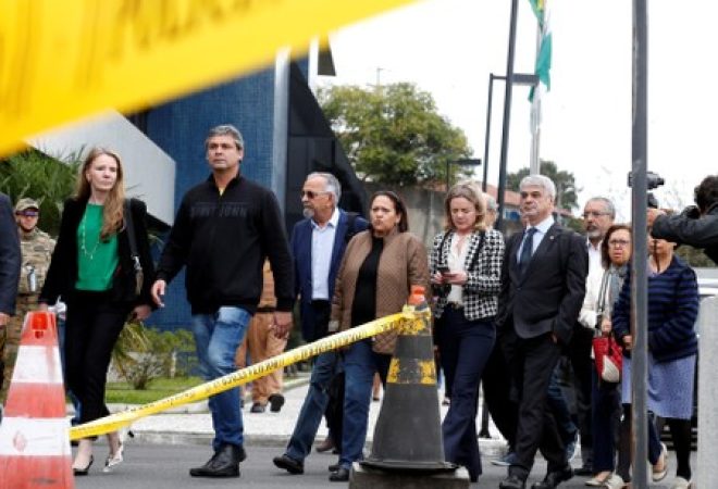 Senadores deixam PF em Curitiba após visita a Lula