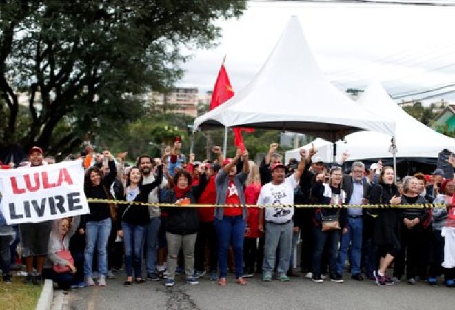 Apoiadores de Lula em Curitiba