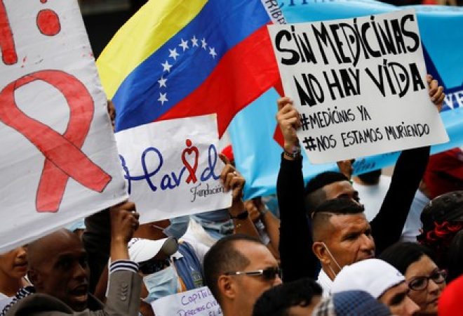 Protesto em frente ao Ministério da Saúde da Venezuela contra a escassez de remédios