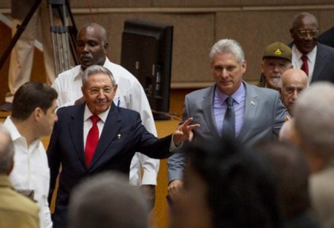 Raúl Castro e Miguel Díaz-Canel durante sessão da Assembleia Nacional cubana, em Havana