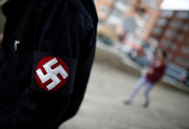 Suástica nazista é vista em uniforme de membro de grupo neonazista na Mongólia