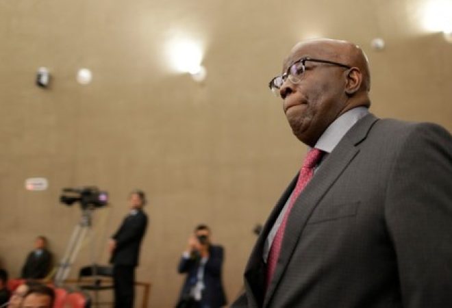 Ex-presidente do STF Joaquim Barbosa chega a sessão do TSE