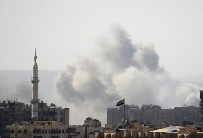 Fumaça em campo de Yarmouk perto de Damasco