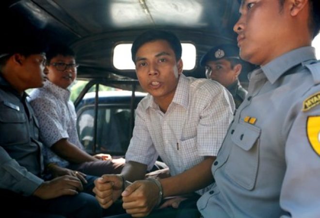 Jornalistas detidos da Reuters Kyaw Soe Oo e Wa Lone dentro de carro de polícia em Yangon
