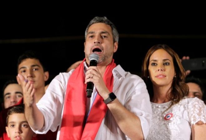 Presidente eleito do Paraguai, Mario Abdo Benítez, discursa para simpatizantes em Assunção