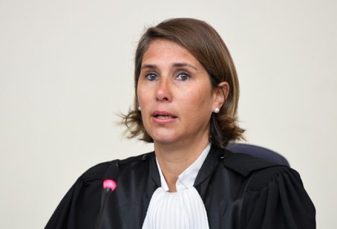 Juíza Marie-France Keutgen anuncia sentença em tribunal de Bruxelas