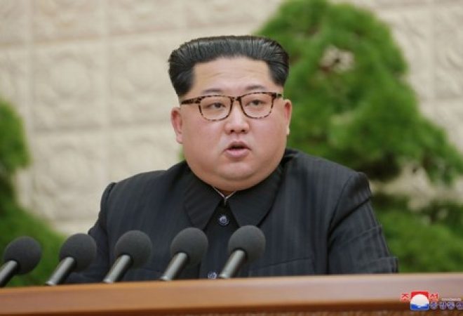 Foto da KCNA mostra líder norte-coreano Kim Jong Un discursando em Pyongyang