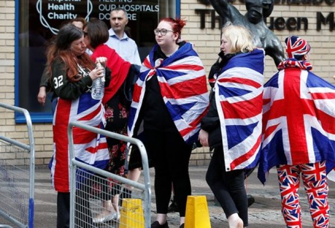 Simpatizantes da Família Real britânica aguardam do lado de fora do hospital de St Mary, em Londres