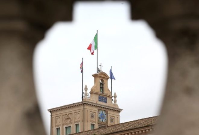 Bandeira italiana no Palácio Qurinale, em Roma