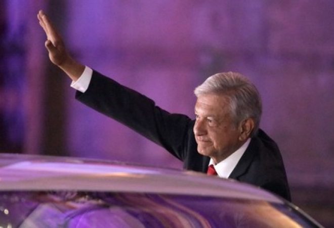 Candidato de esquerda à Presidência do México, Andrés Manuel López-Obrador, acena após deixar primeiro debate entre presidenciáveis