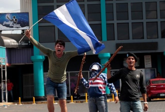 Manifestante protesta em Manágua
