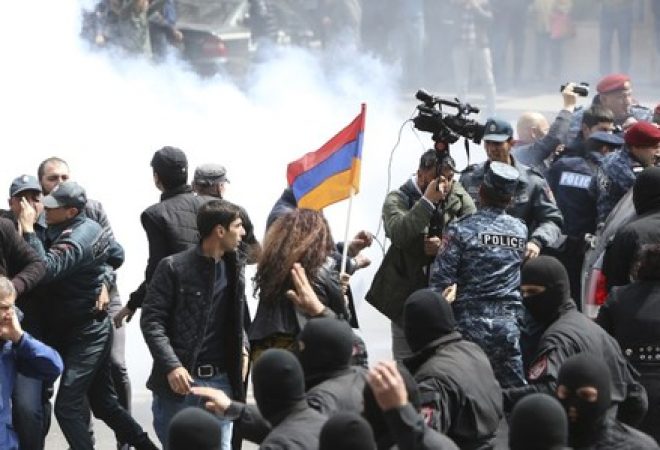 Polícia dispersa manifestantes durante protesto contra o governo da Armênia em Yerevan