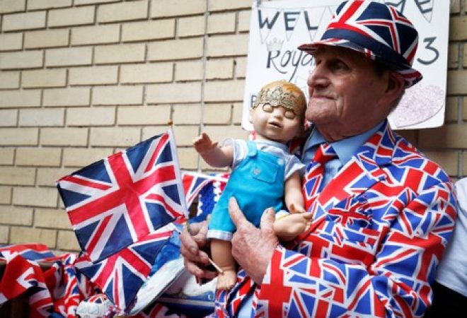 Simpatizante da Família Real britânica segura bonecom com coroa do lado de fora do Hospital de St Mary, em Londres