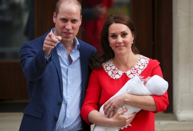Príncipe William e Kate deixam hospital com filho recém-nascido em Londres