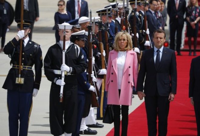 Macron e a esposa, Brigitte Macron, chegam em Maryland (EUA)