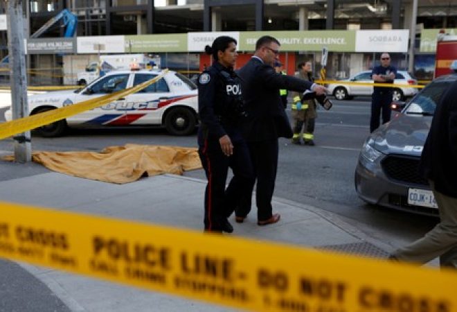Polícia de Toronto investiga acidente com van