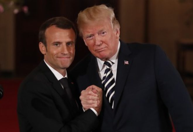Macron e Trump se cumprimentam na Casa Branca