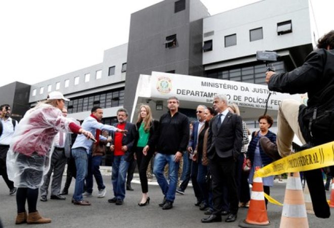 Senadores deixam sede da PF em Curitiba após visita a Lula