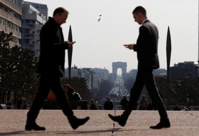 Pessoas no bairro parisiense de La Defense