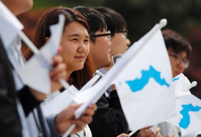 Estudantes com bandeira da unificação coreana em protesto pró-unificação antes de cúpula entre líderes das Coreias do Norte e do Sul