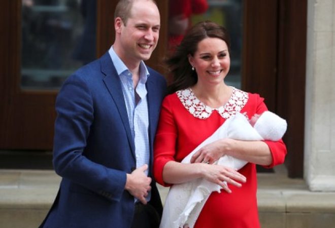 William e Kate com bebê na porta do hospital