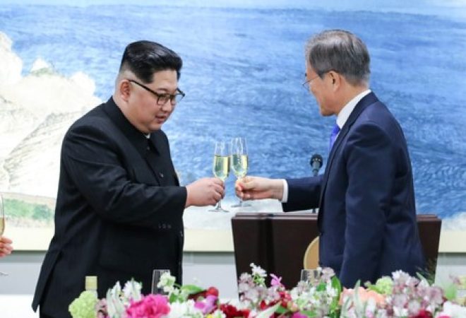 Presidente sul-coreano Moon Jae-in e líder norte-coreano Kim Jong Un durante cumprimento