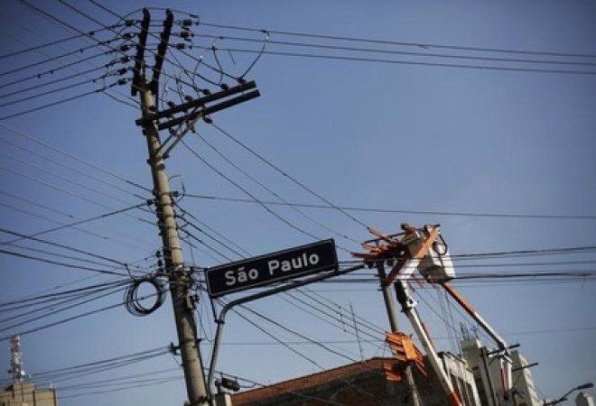 Técnico da Eletropaulo trabalha em poste no centro de São Paulo