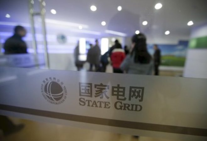 Funcionários em unidade da State Grid na província de Hebei, na China