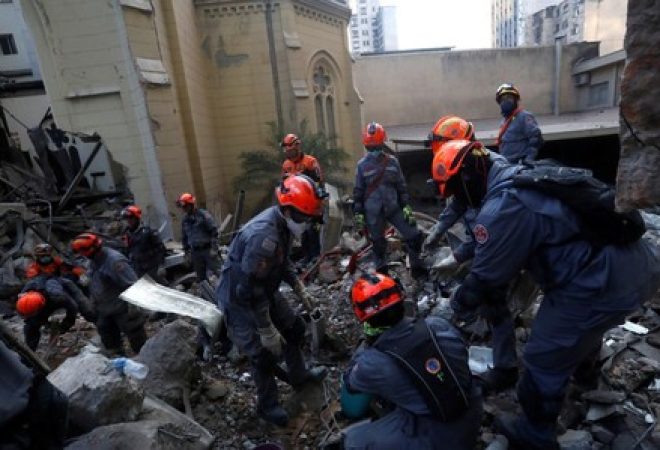 Equipes de resgate fazem buscas em prédio que desmoronou em São Paulo