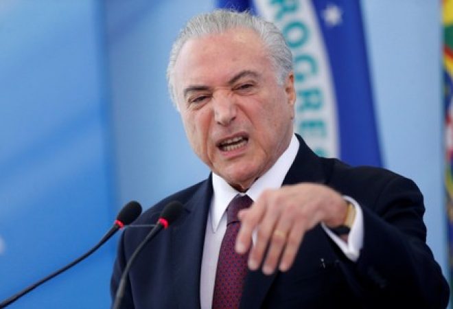 Presidente Michel Temer conversa com jornalistas em Brasília
