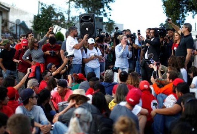 Senadora Gleisi Hoffmann fala a simpatizantes de Lula em Curitiba