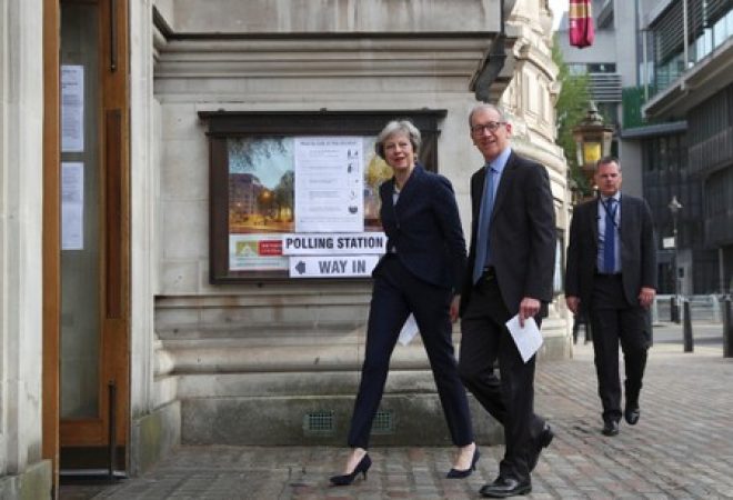 Premiê britânica, Theresa May, e o marido, Philip, chegam a local de votação em Londres