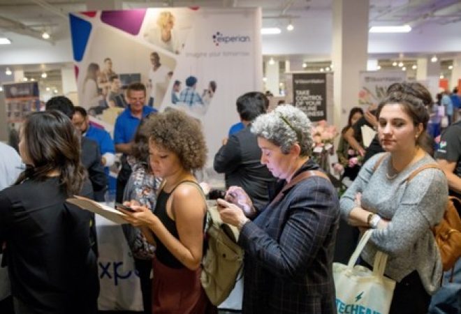Pessoas em busca de emprego em Los Angeles