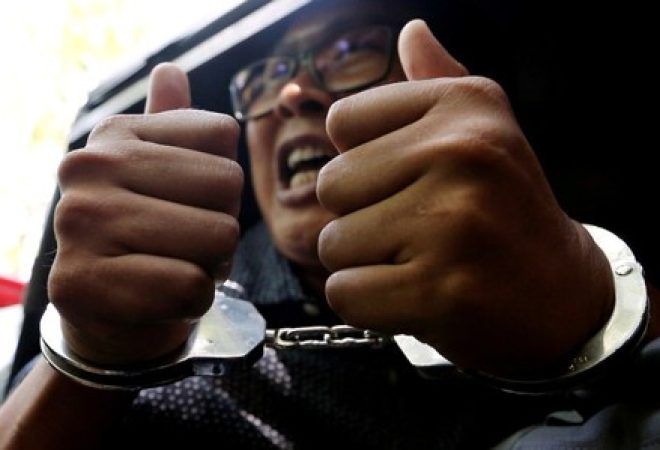 Jornalista da Reuters Wa Lone detido pela polícia em Yangon