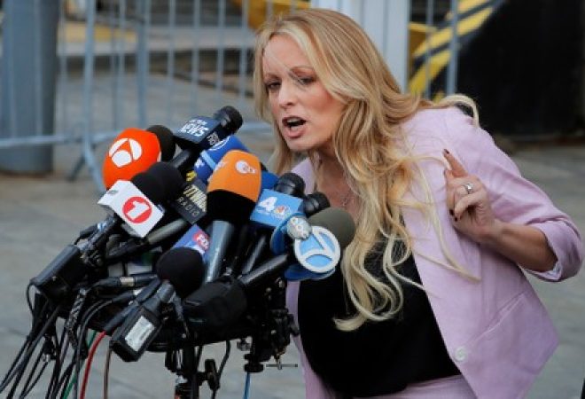 Stormy Daniels concede entrevista na saída de tribunal em Nova York