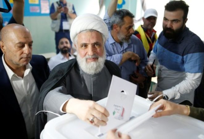 Vice-líder do Hezbollah, Naim Qassem, vota em eleição parlamentar do Líbano, em Beirute